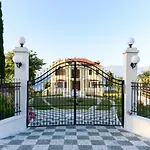Filoxenia - By The Sea - Up To 12 Guests *